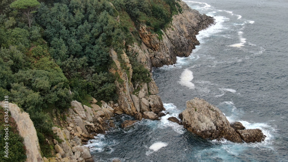 [DRONE] Fin de journée d'été à Getaria, entre port & falaises, dans le ...