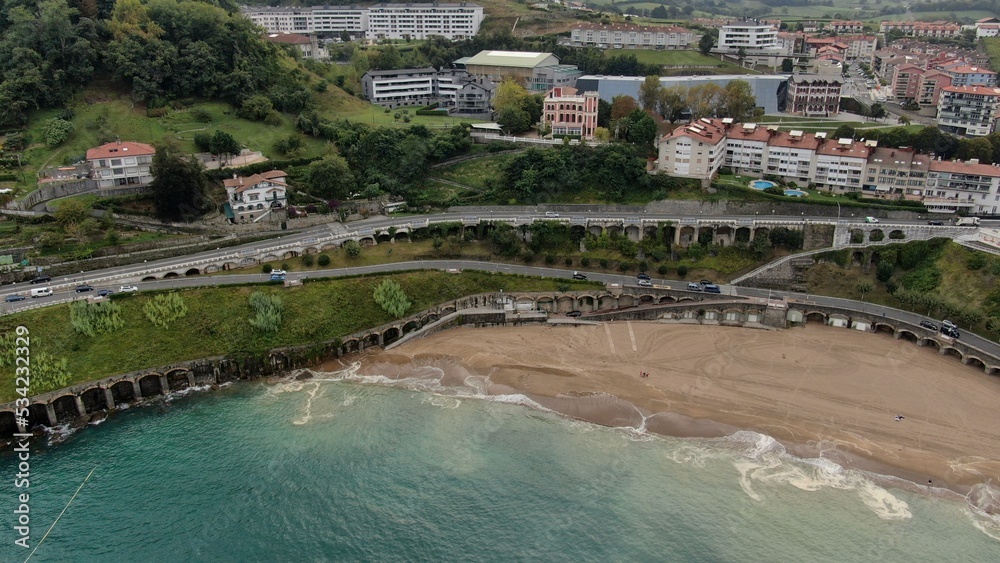 [DRONE] Fin de journée d'été à Getaria, entre port & falaises, dans le Pays Basque en Espagne