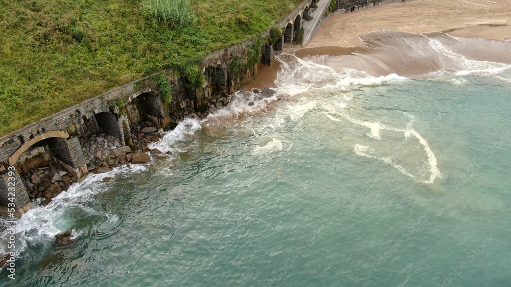 Naklejka premium [DRONE] Fin de journée d'été à Getaria, entre port & falaises, dans le Pays Basque en Espagne
