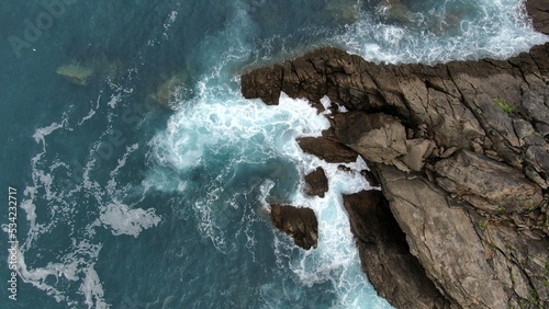  DRONE  Fin de journ  e d   t      Getaria  entre port   falaises  dans le Pays Basque en Espagne