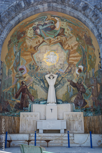 Obraz na płótnie Statue and frescoes in the niche near the Basilica of the Holy Rosary in Lourdes, France w salonie