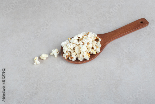 Foto Spoonful of freshly cooked popcorn on marble background
