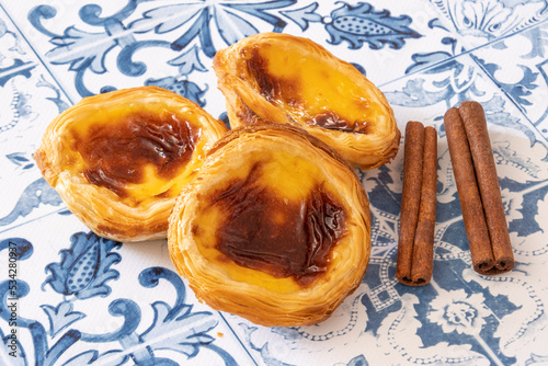 Pastel de nata sur une table en gros plan photo