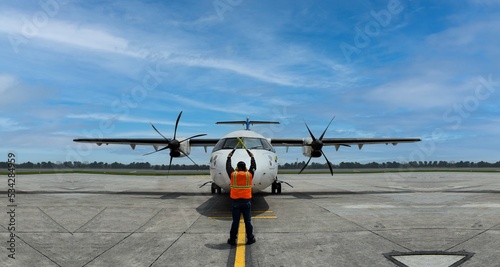 Avion ATR en pista photo