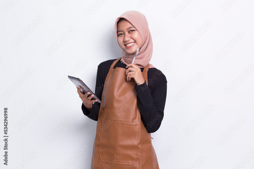 Young asian muslim woman bartender or waitress using mobile smartphone isolated on white background
Young asian muslim woman bartender or waitress using mobile smartphone isolated on white background