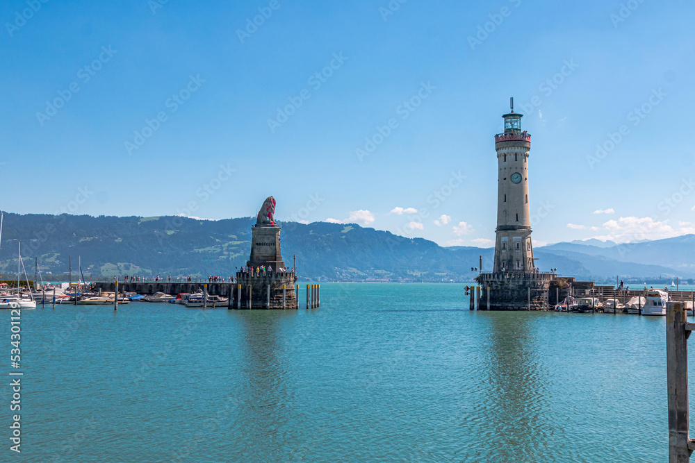 Hafeneinfahrt mit Leuchtturm und Bayrischem Löwen  zum Hafen von Lindau am Bodensee