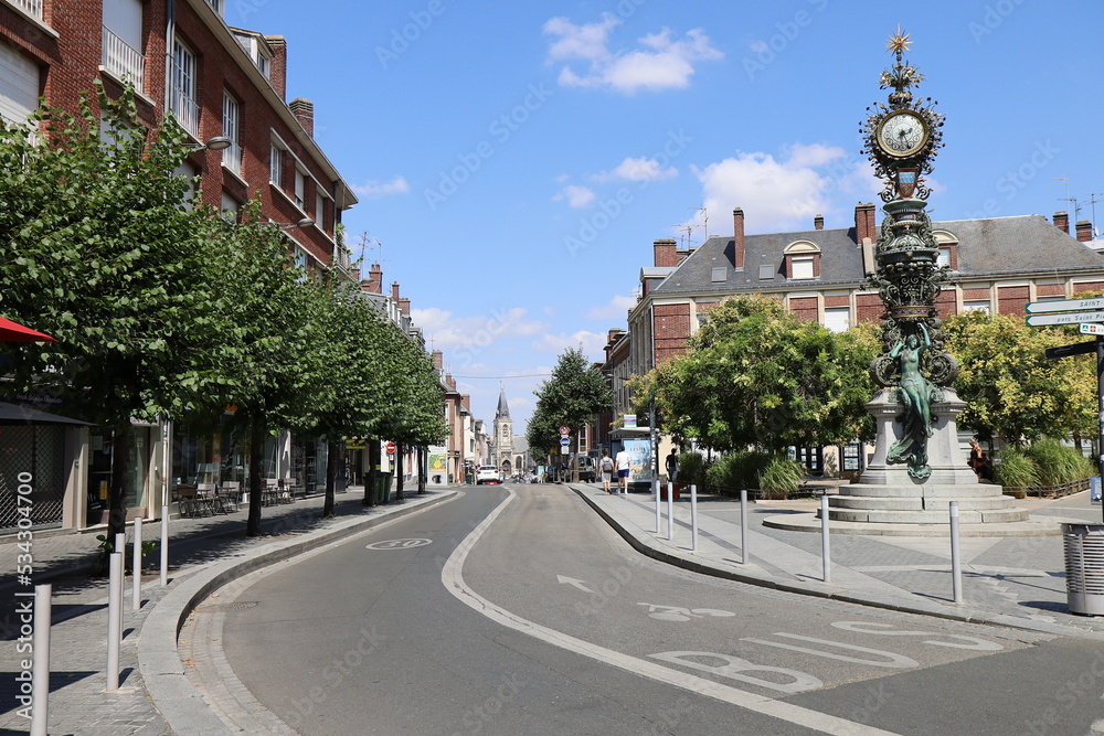 La rue des Sergents et l'horloge Dewailly et Marie-sans-chemise, ville de Amiens, département de la Somme, France
