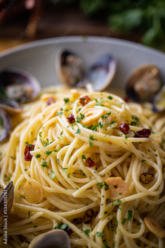 spaghetti alle vongole in bianco, pasta with clams Stock Photo Adobe Stock
