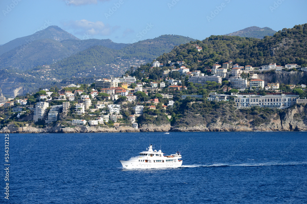 yatch de luxe navigant au large - Méditerranée	