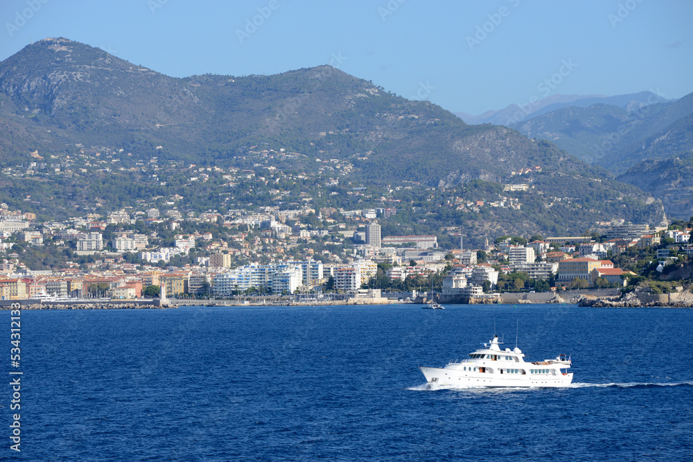 bateau de plaisance naviguant au large de la Côte d'Azur Photos Adobe
