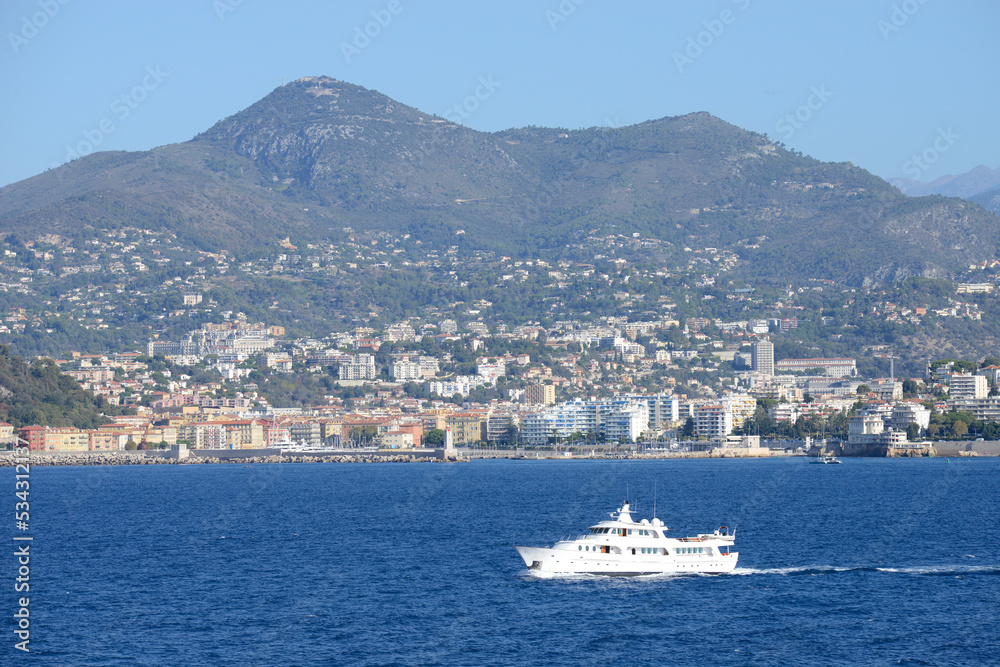 un navire de plaisance de luxe navigant sur la Méditerranée en été