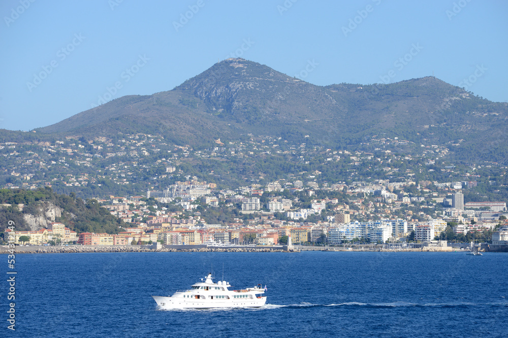 bateau de luxe dans la baie de Nice - Méditerranée