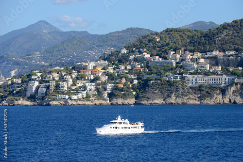 yatch de luxe navigant au large - Méditerranée  © DOMINIQUE MARIOTTI
