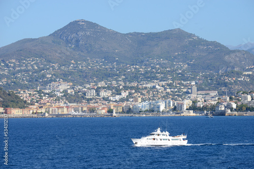 un navire de plaisance de luxe navigant sur la Méditerranée en été © DOMINIQUE MARIOTTI