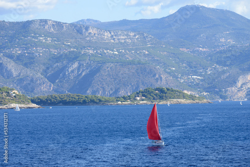 bateau à voile de plaisance avec une voile rouge - Méditerranée
