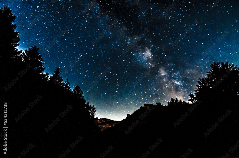 Cielo stellato in montagna in agosto