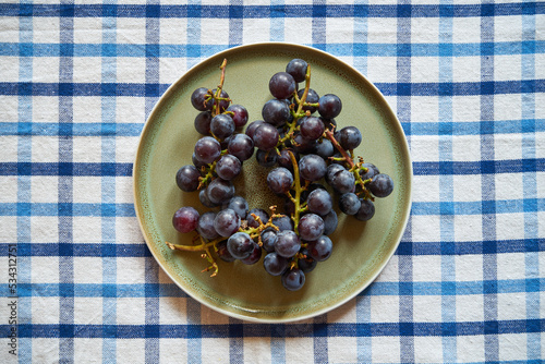 fioletowe winogrona na talerzu 