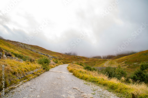 Paesaggio di montagna con nubi basse in Appennino