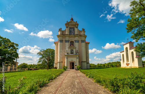 Fotografia Baroque Roman Catholic church in Lopatyn, Lviv region, Ukraine