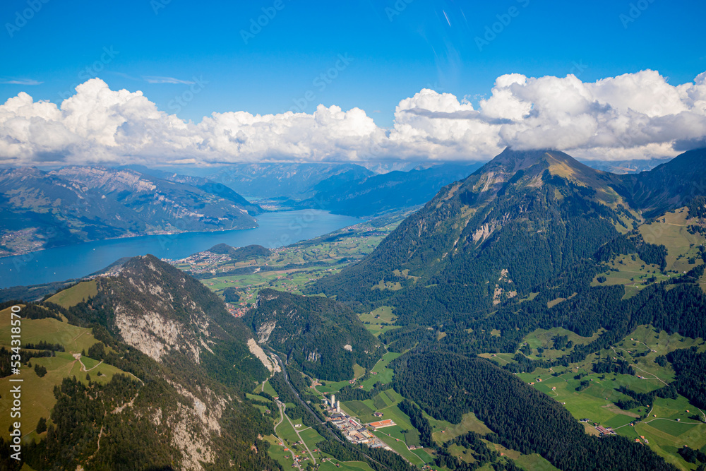 Survole du Lac de Thoune en Suisse en petit avion