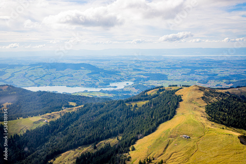 Survole du Lac de La Gruyère en Suisse en petit avion photo