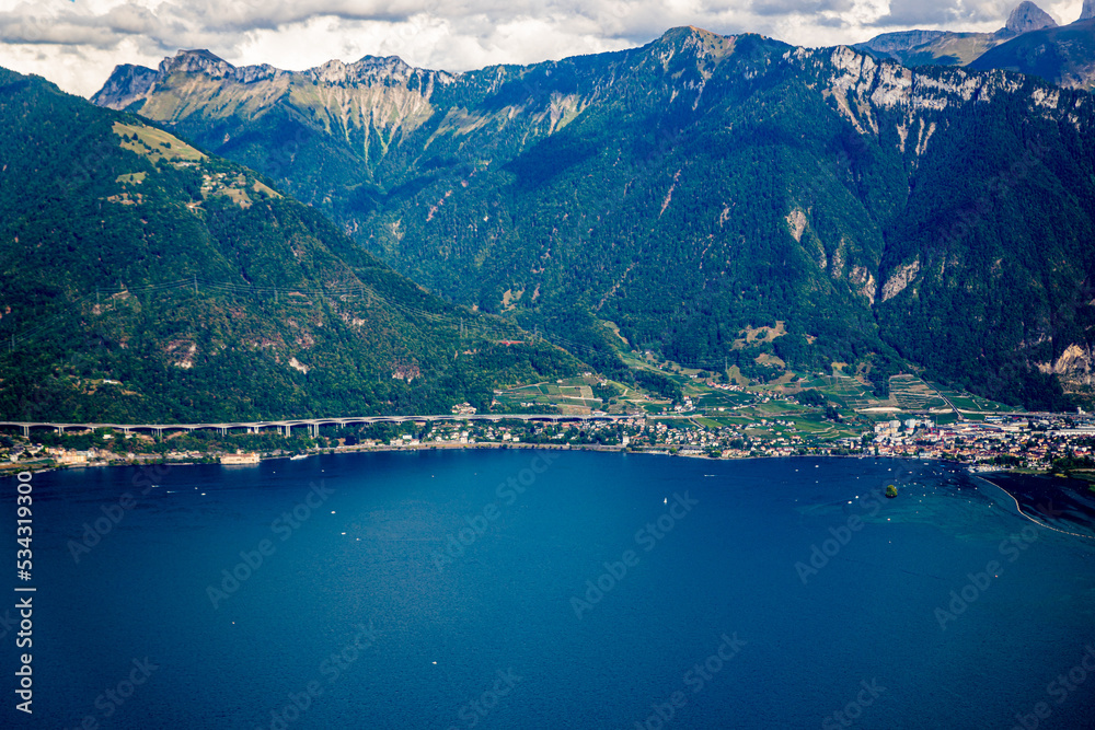 Obraz premium Survole du Lac de Léman en Suisse en petit avion