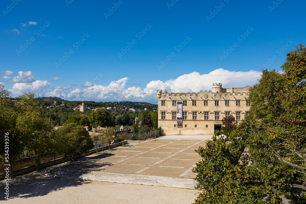Façade du Petit Palais depuis la Place du Palais à Avignon Stock Photo