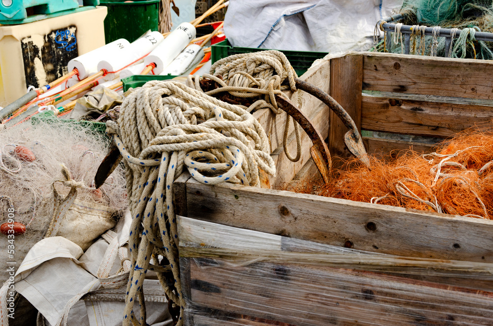 Fischernetze, Leinen und andere Gegenstände im Fischerhafen