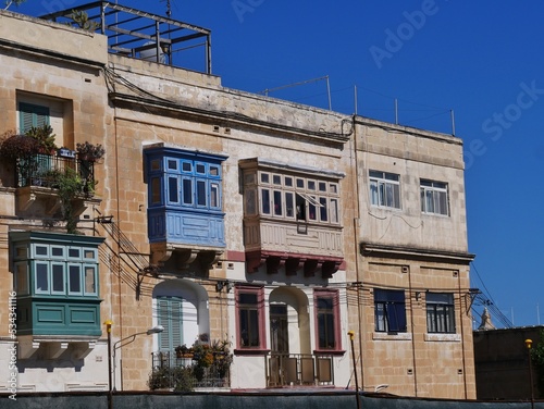 Alte Häuser mit Holzbalkonen in Three Sities auf Malta photo