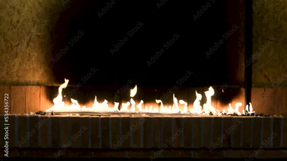 Llama de fuego aislada sobre fondo negro. Una línea de llamas reales se encienden sobre un fondo negro Fuego real. Perfecto para la capa con diferentes modos de fusión.