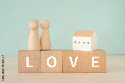 LOVEと書かれたブロックと人形と家 