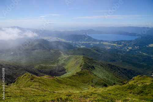 秋田駒ケ岳山頂からの田沢湖の見える景色