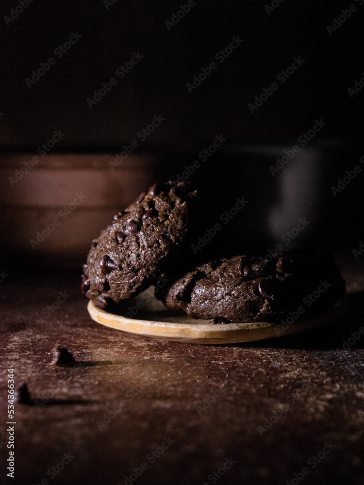 Fototapeta premium galletas estilo dark con chispas de chocolate , darkfood