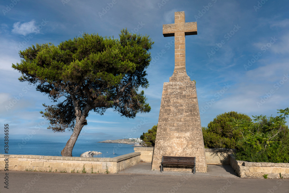 Croce vista mare con panchina
