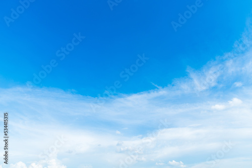 Obraz na płótnie beautiful airatmosphere bright blue sky background abstract clear texture with white clouds. w salonie