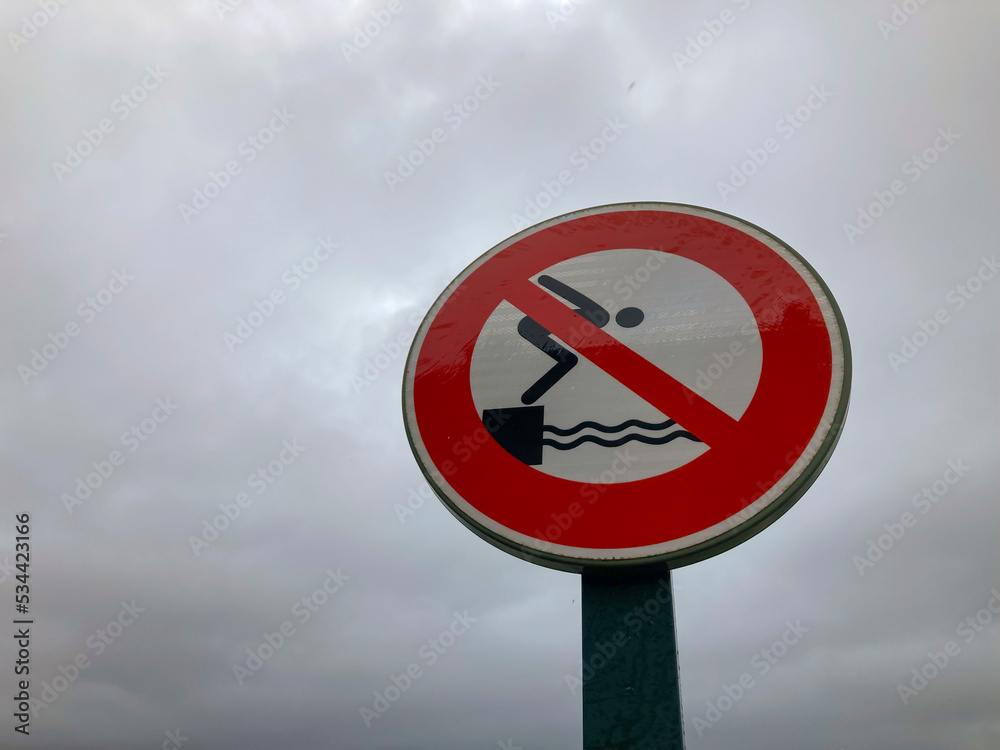 Señal de prohibido saltar al agua