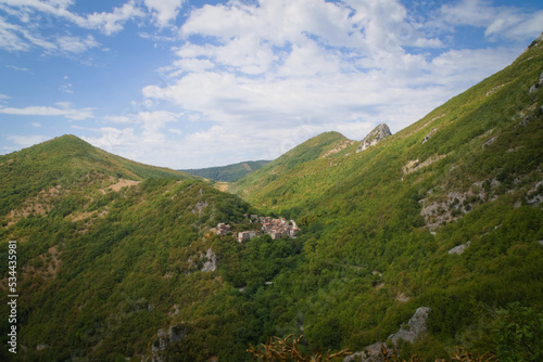 Montagne viste dal sentiero per l'arco di Fondarca nelle Marche