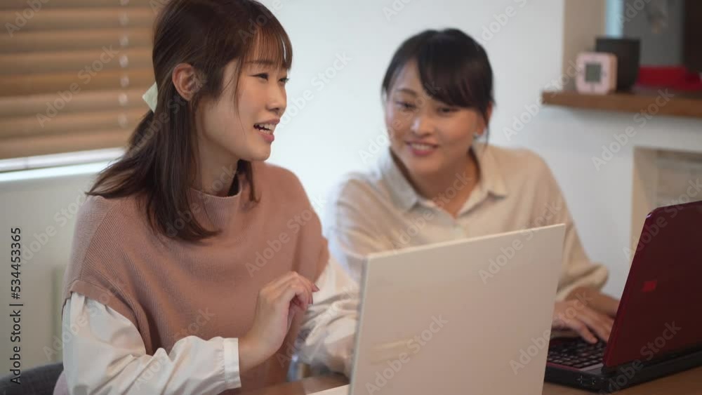 パソコンの使い方を教わる女性 パソコンの使い方を教わる女性