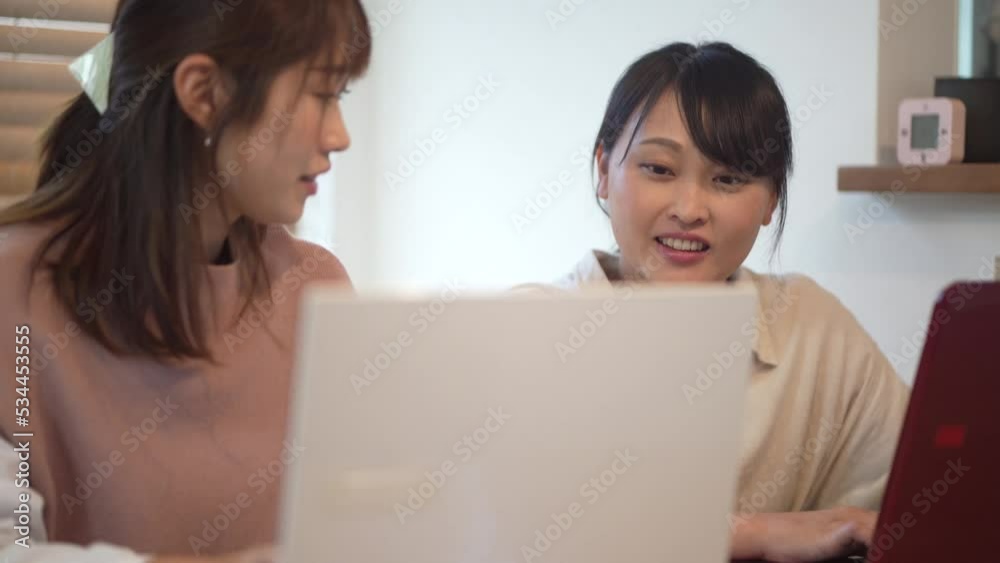 パソコンの使い方を教わる女性 パソコンの使い方を教わる女性