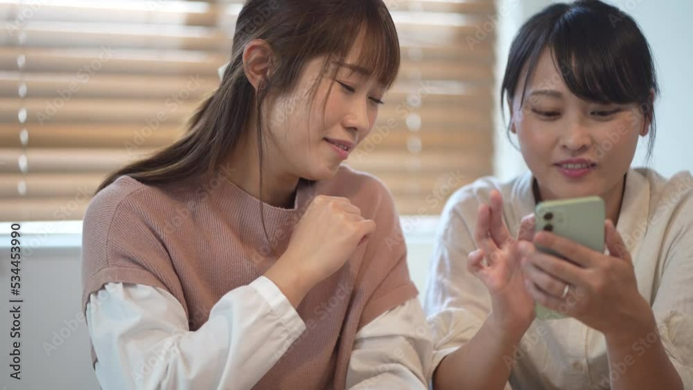 スマートフォンで写真を見る女性 スマートフォンで写真を見る女性