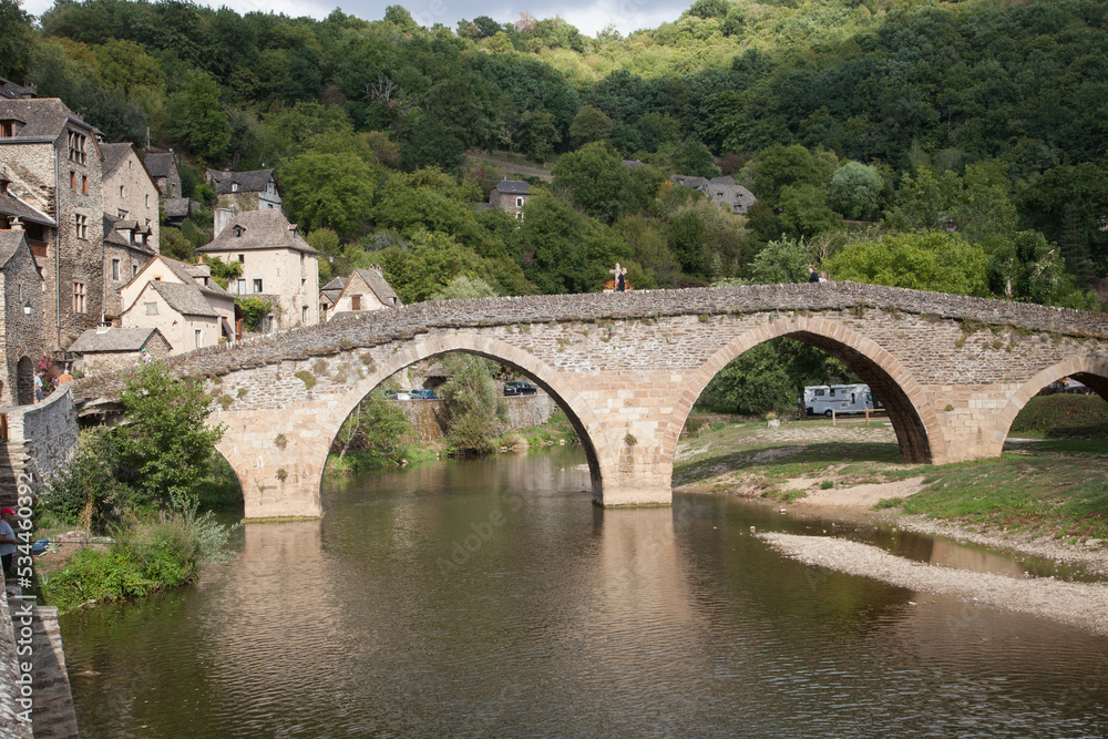 Pont sur la rivière Aveyron au village de Belcastel