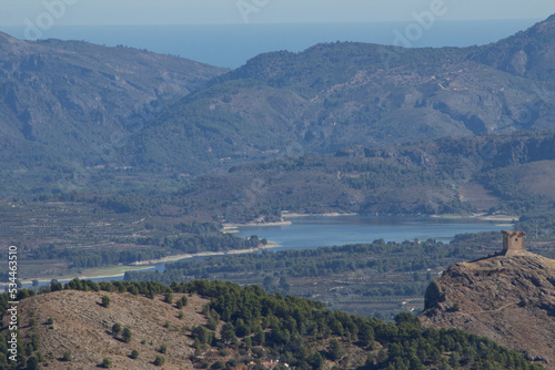 Pantano de Beniarres, Castillo de Cocentaina y mar mediterraneo al fondo, Comunidad Valenciana, España