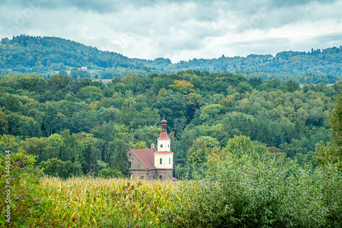 Kościół w górach jesienią, pola i lasy w górach