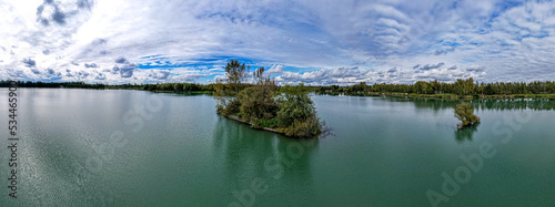 wyspa bezludna na jeziorze, panorama jesienią z lotu ptaka