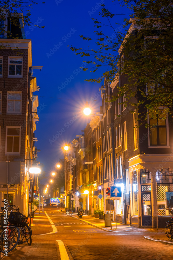 Naklejka premium Night Street in Downtown Amsterdam