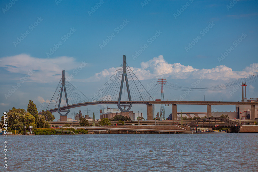 Panorama Köhlbrandbrücke über die Elbe im Hamburger Hafen 