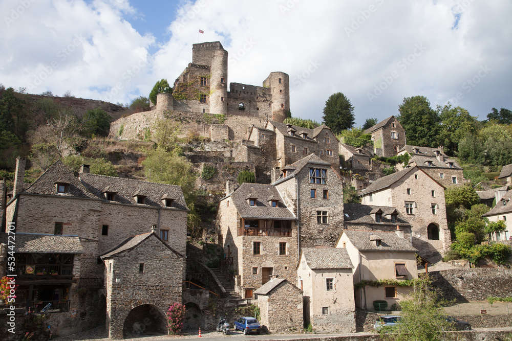 Maisons et château du village de Belcastel en Aveyron