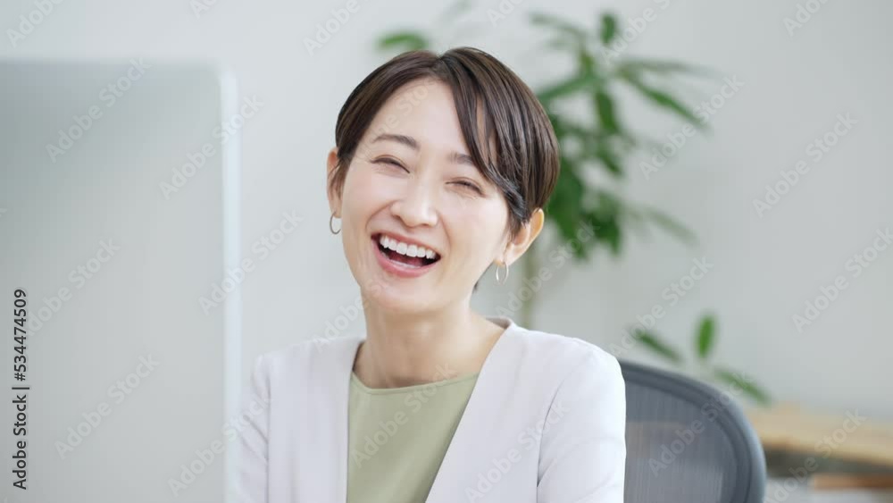 60p 笑顔のビジネスウーマン(ビジネス・仕事・オフィス) 60p 笑顔のビジネスウーマン(ビジネス・仕事・オフィス)
