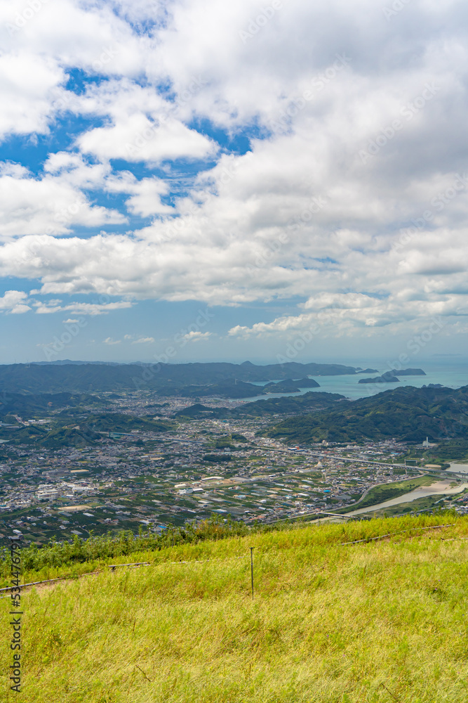 Obraz premium 鷲ヶ峰コスモスパークから眺める有田川町の街並み
