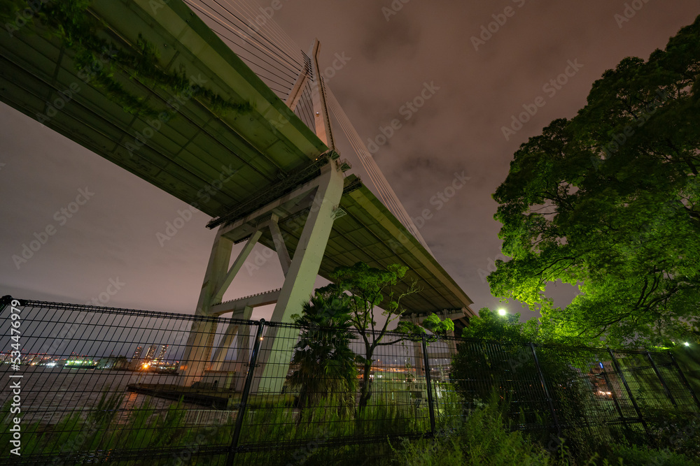 下から見上げる天保山大橋の夜景